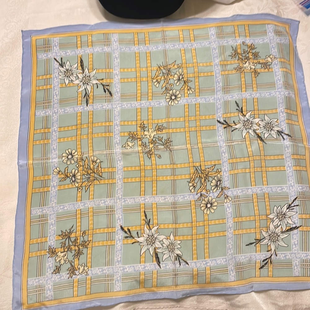 Passigatti 💯% silk beautiful blue, yellow, green scarf. (OLCC-AF)